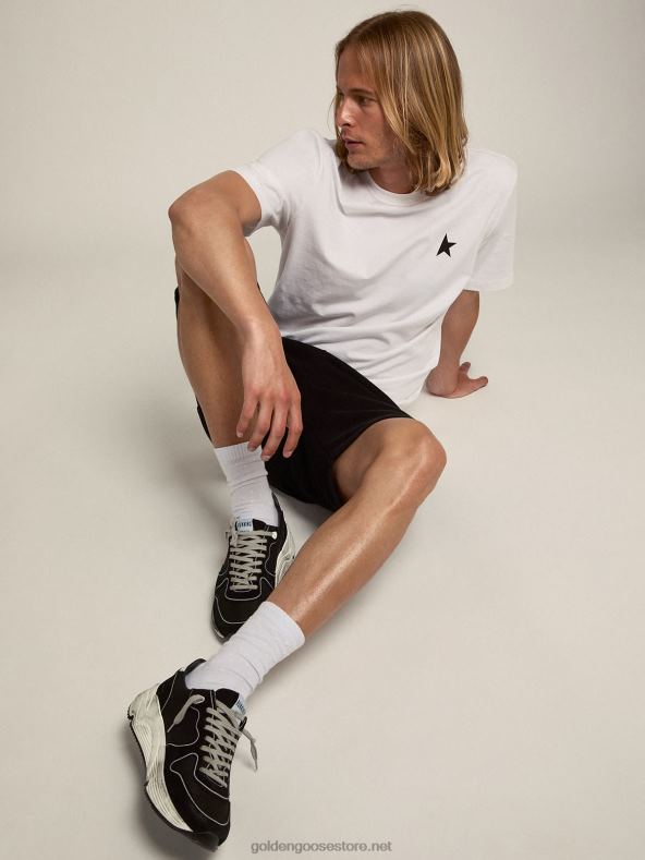 mehed valge star kollektsiooni t-särk, mille ees on must tähtGolden Goose B6B0T697