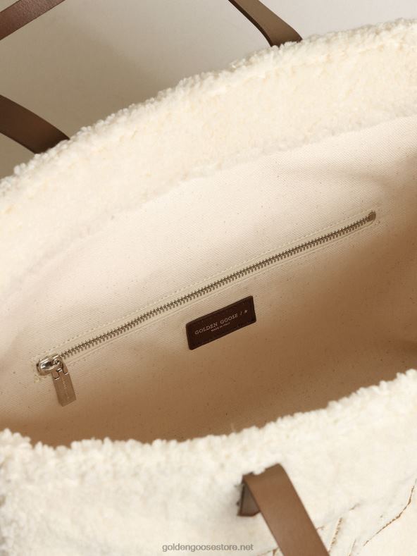 naised ida-lääne suunaline valgest kunstkarusnahast kott kuldse kirja ja kontrastsete sangadega B6B0T446