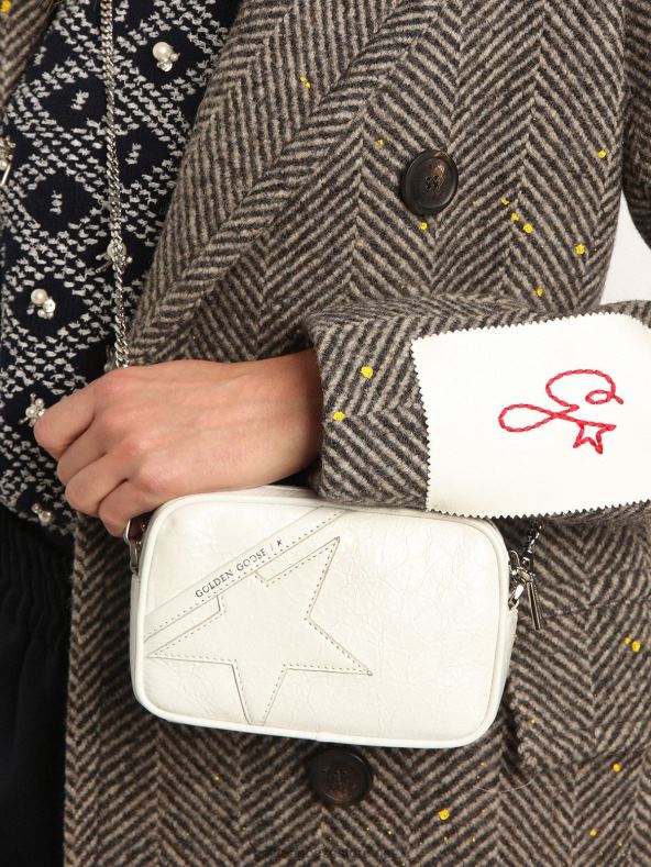 naised Läikivast valgest nahast minitähtekott koos toon-toonis tähegaGolden Goose B6B0T445