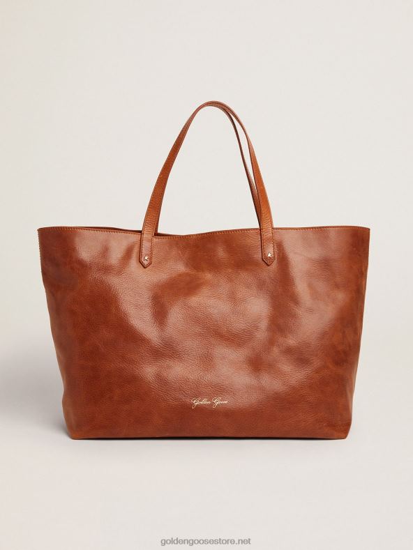 naised pruunikas pasadena kott, mille esiküljel on kuldne logoGolden Goose B6B0T467