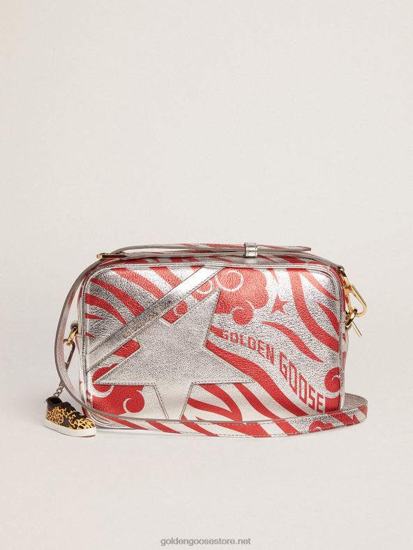 naised hõbedasest lamineeritud nahast tähekott, millel on toon-toonis täht ja punase tiigritriibuline cny-trükGolden Goose B6B0T460