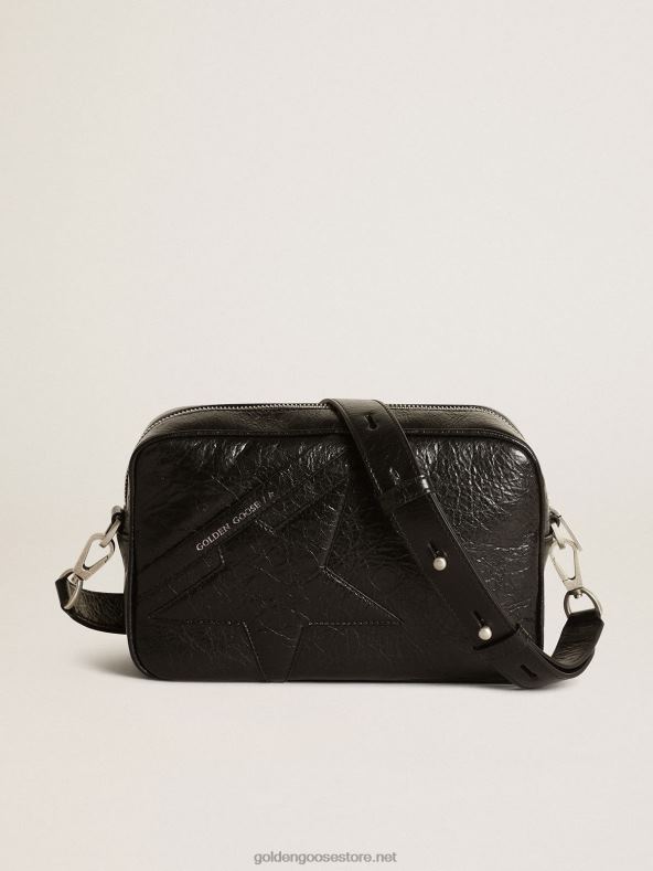 naised läikivast mustast nahast tähtekott, millel on toon-toonis tähtGolden Goose B6B0T488