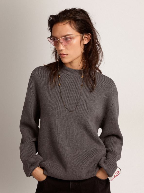 naised tumehallist puuvillast ümarkaelusega kampsun, mille tagaküljel on logoGolden Goose B6B0T930