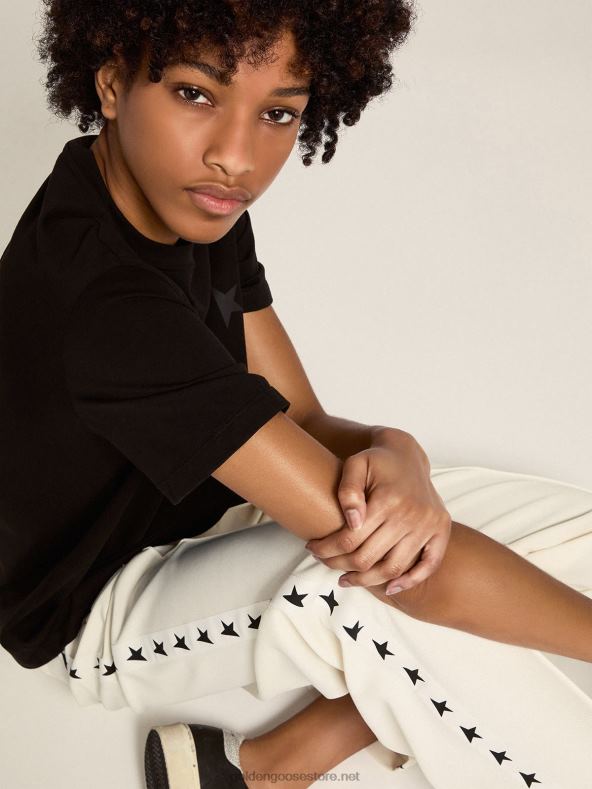 naised valged sörkijad, mille külgedel on tähedGolden Goose B6B0T1060