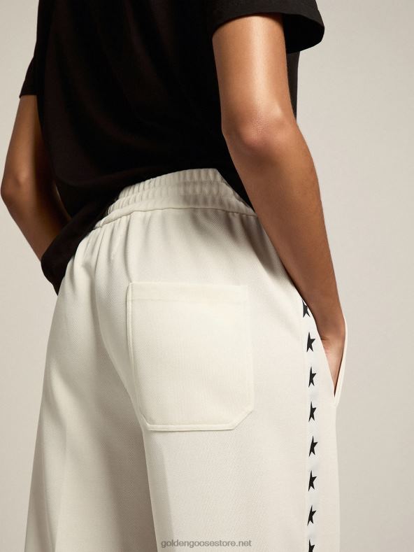 naised valged sörkijad, mille külgedel on tähedGolden Goose B6B0T1060