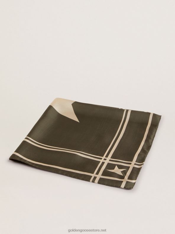 naised samblarohelist värvi kollektsioonisall, millel on kontrastsed valged tähed ja triibudGolden Goose B6B0T305