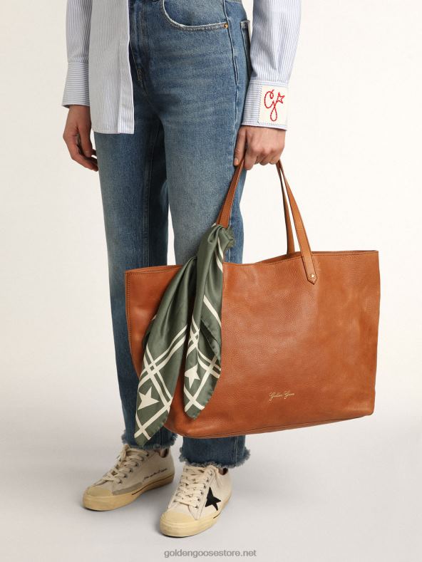 naised samblarohelist värvi kollektsioonisall, millel on kontrastsed valged tähed ja triibudGolden Goose B6B0T305