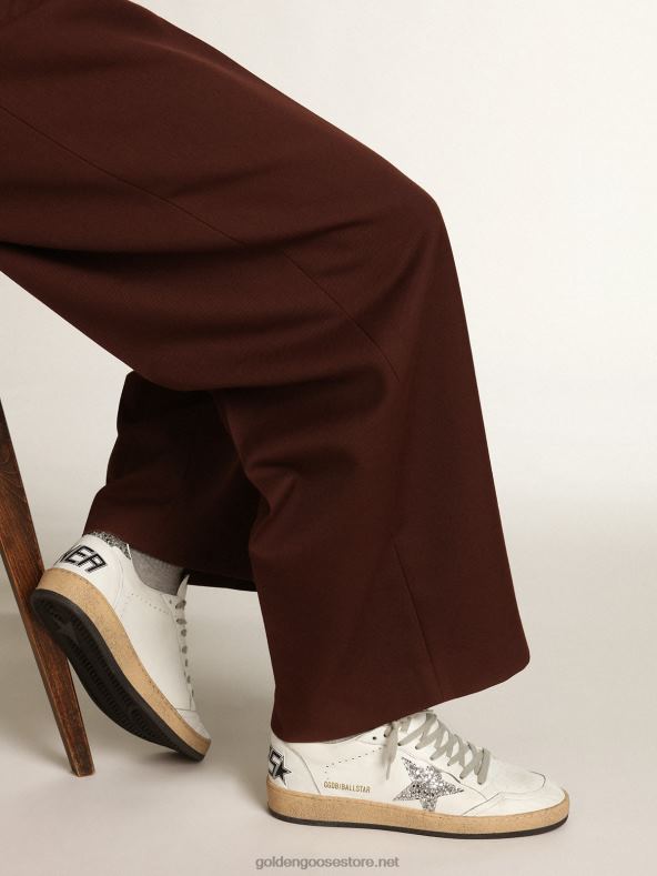 naised valgest nappanahast ball star tossud hõbedase sädeleva tähe ja kontsagaGolden Goose B6B0T36